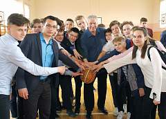 Олимпийский чемпион Иван Едешко пронесет факел «Пламени мира» в Гродно. Накануне он встретился с гимназистами