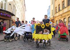 Корабли, карета, минитрактор и даже маленькие подсолнухи. В Гродно прошел парад колясок