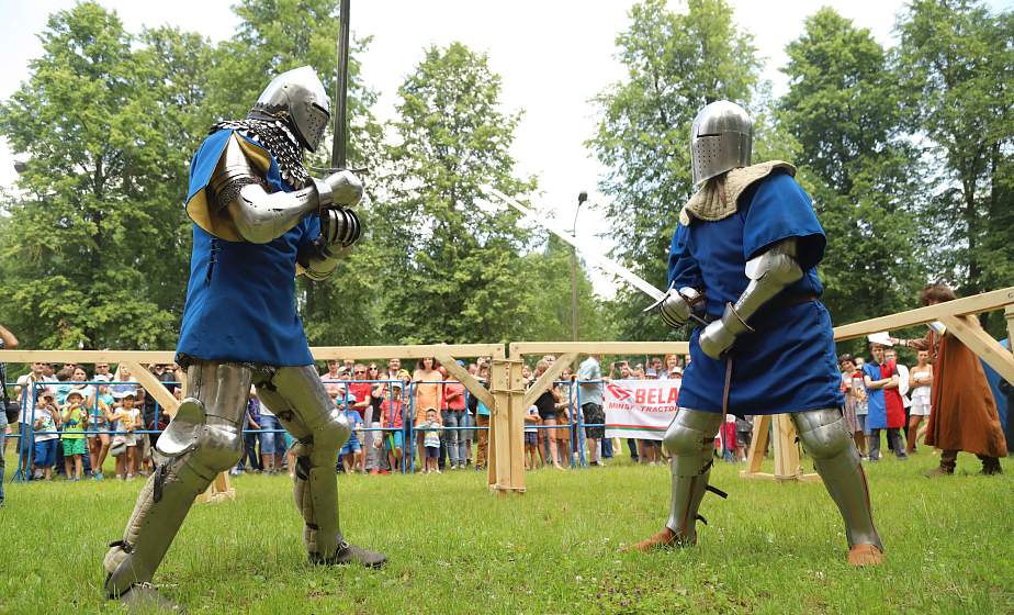 Средневековый лагерь в Коложском парке, меткие стрелки и грозные рыцари. Фестиваль средневековой культуры «Мяжа» проходит в Гродно