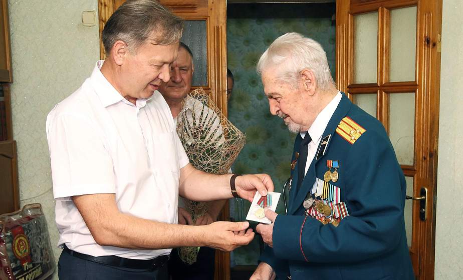 Ценная награда мирного времени. Юбилейную медаль вручили ветерану Николаю Киселеву
