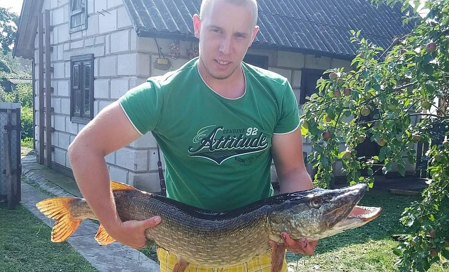 В центре Дятлово в искусственном озере мужчина поймал щуку весом 8,5 килограмма