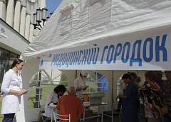 Более 400 пациентов пришли на прием к врачам «поликлиники под открытым небом»