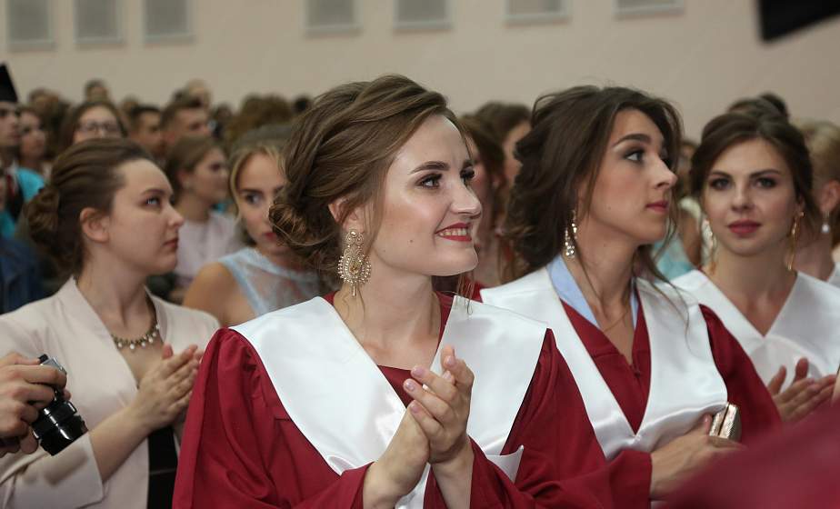Сильные выпускники – достойное пополнение медицинской общественности. В Гродненском медуниверситете дипломы об окончании вуза вручили выпускникам лечебного факультета