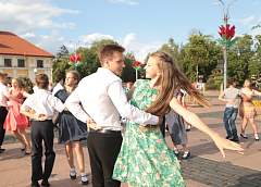 75 пар в одном танце. Как в центре Гродно репетировали "Вальс Победы" 