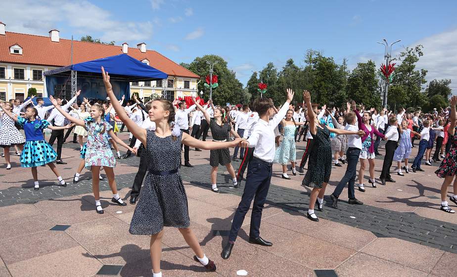 Цифра "75" в центре Гродно и более 3 000 участников. На Гродненщине станцевали "Вальс Победы" 