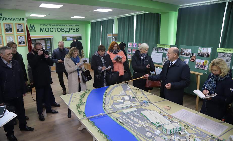 Новый пеллетный завод и развитие фермерства. Журналисты региональных и республиканских СМИ посетили Мостовский район