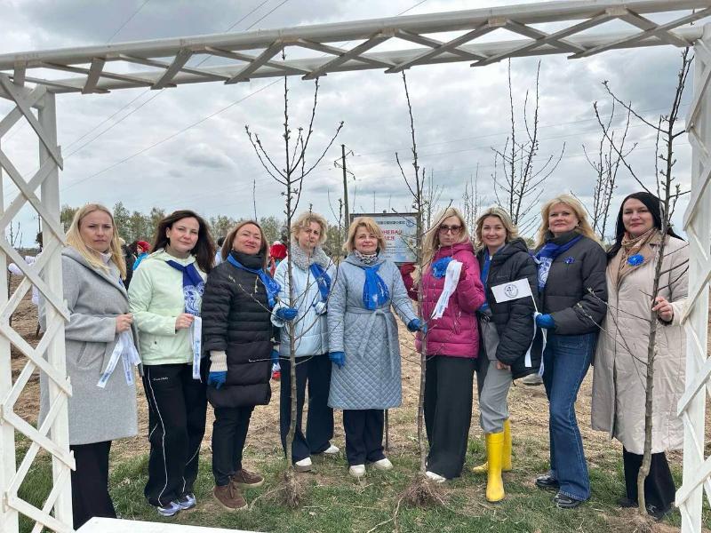 Новогрудчанки внесли свой вклад в создание яблоневой аллеи на Гродненщине