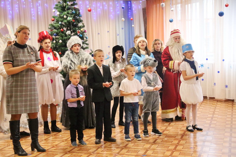 Воспитанников детского социального приюта поздравили с новогодними и рождественскими праздниками