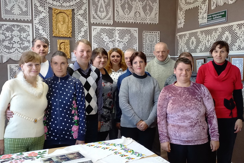 Получатели социальных услуг Новогрудского дома-интерната посетили выставку «Мир летающих цветов»