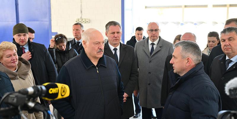 Сельское хозяйство и "кондитерка". Александр Лукашенко приехал в Наровлянский район