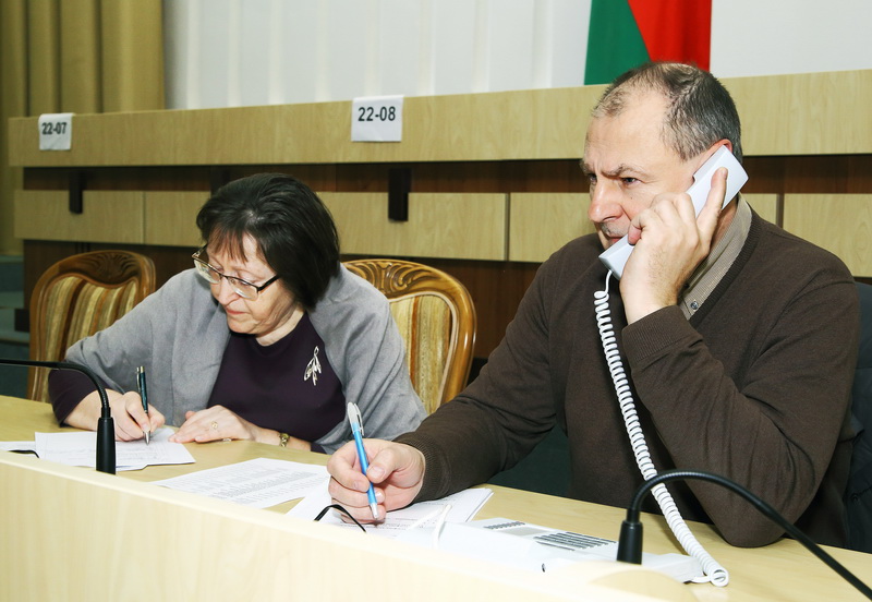 Субботнюю прямую линию с жителями Гродненщины провел управляющий делами облисполкома Игорь Попов