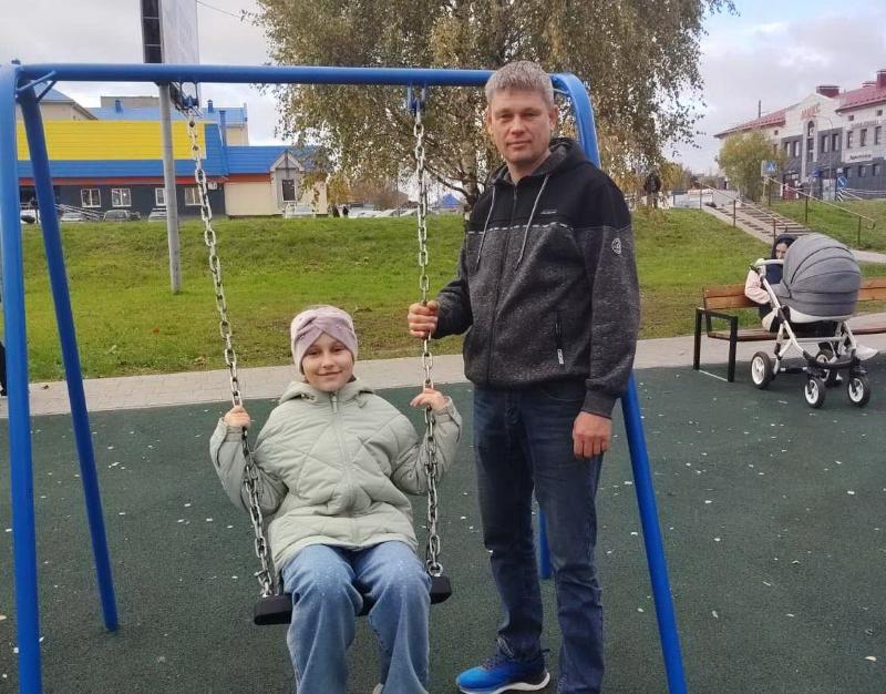 Андрей Сазанович – главный пример и надежное плечо для своих дочерей 