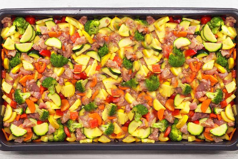Итальянский ужин: рецепт ароматной запеченной курицы с овощами