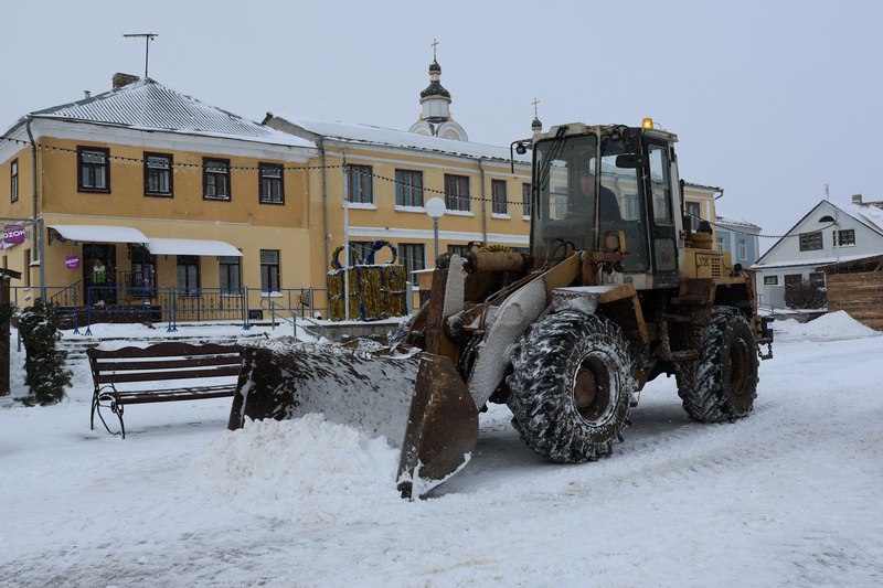 В связи с обильным снегопадом коммунальная служба района активизировала работу в Новогрудке
