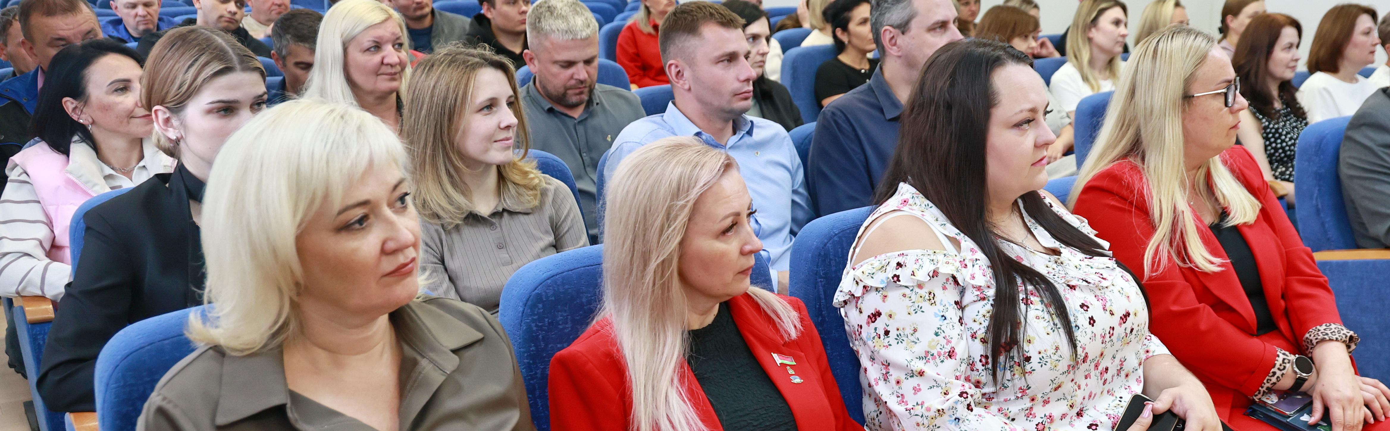 Елена Пасюта обсудила с коллективом филиала «Новогрудские Дары» развитие региона и поддержку молодежи