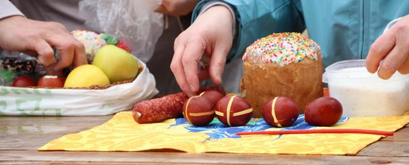 Новогрудчане отмечают Великую субботу и освящают пасхальную пищу