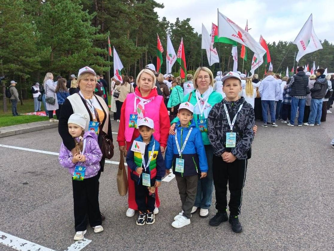 Новогрудчане приняли участие в семейно-патриотическом фестивале «Время»