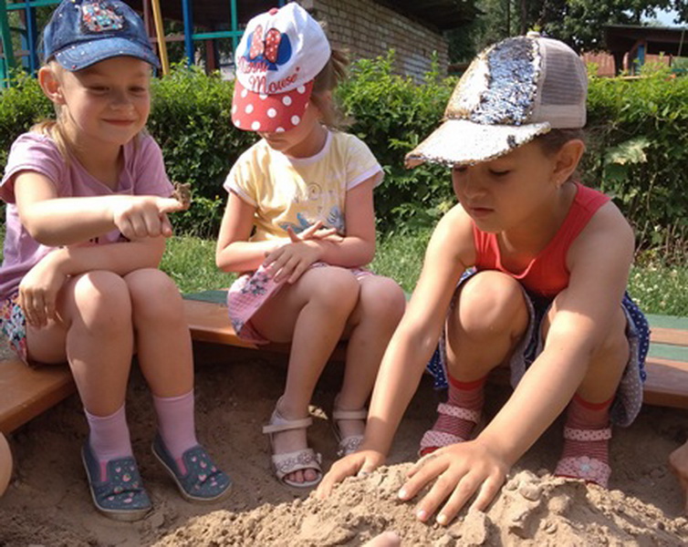 Воспитанники яслей сада №6 весело проводят на свежем воздухе