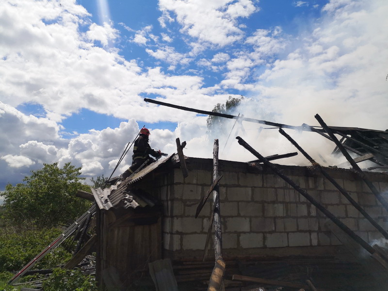 Пожар в деревне Малые Воробьевичи уничтожил хозяйственную постройку