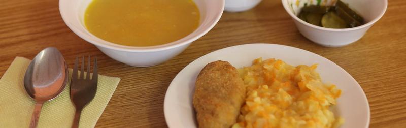 Готовь к обеду ложку! Чем и как кормят детей в школьных столовых
