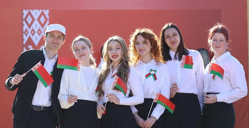 Александр Лукашенко поздравил молодежь: пусть увлеченность своим делом и любовь к миру приведут вас к успеху