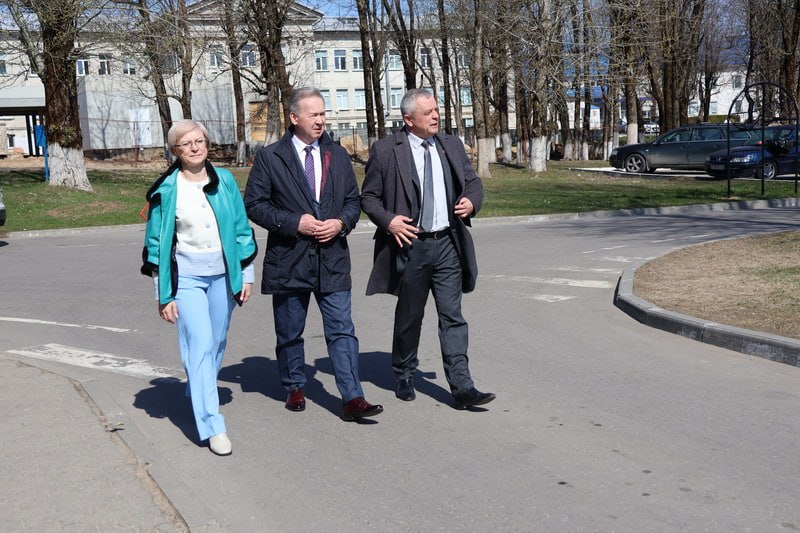 В рамках работы в округе сенатор Игорь Жук посетил Новогрудскую ЦРБ