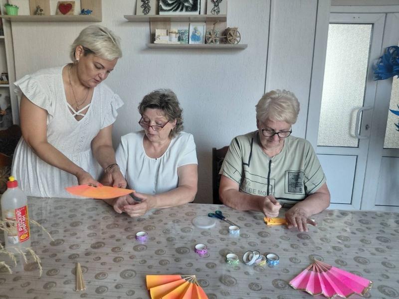 Не просто аксессуар, а настроение: получатели соцуслуг ТЦСОН освоили искусство создания вееров