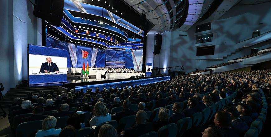 "Без лишней лирики и эмоций - факты на стол". Александр Лукашенко ответил на все вопросы о происходящем вокруг Беларуси