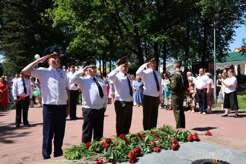 Віншаванне Навагрудскага райвыканкама і раённага Савета дэпутатаў з Днём Незалежнасці Рэспублікі Беларусь