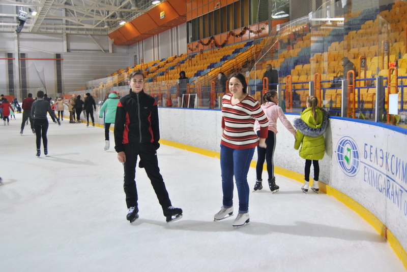 Дзеці і моладзь Навагрудка завіталі на лідскі каток і прынялі ўдзел у парафіяльнай ялінцы