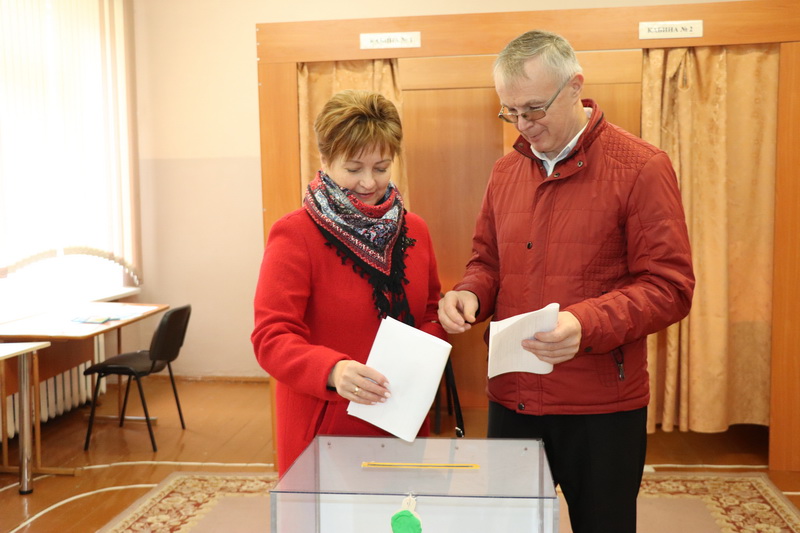 Слаженно, в спокойной атмосфере проходят выборы на участке для голосования №12