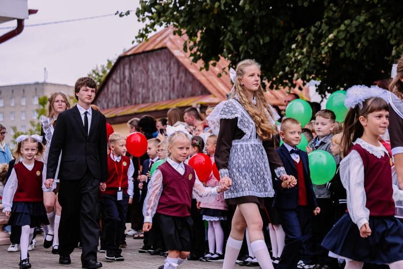 Торжественная линейка, посвященная Дню знаний, прошла в средней школе №4 г. Новогрудка (+ФОТОАЛЬБОМ)