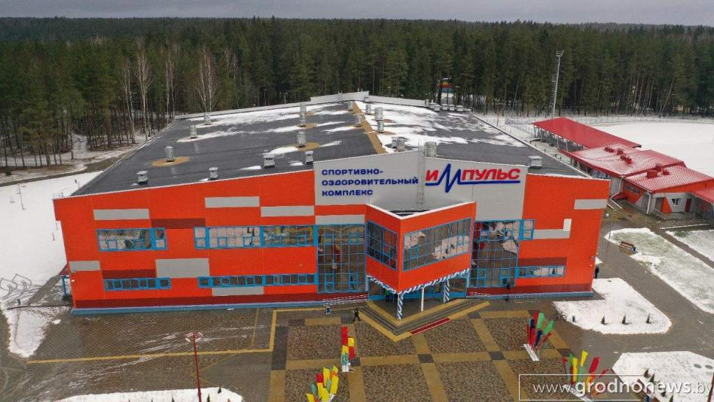 Супероснащенная тренажерка, трибуны на 750 мест и площадка для воркаута. В Островце открыли новый спорткомплекс 
