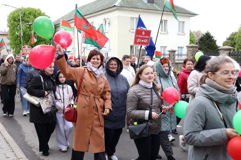 Фоторепортаж. В Новогрудке прошло шествие трудовых коллективов