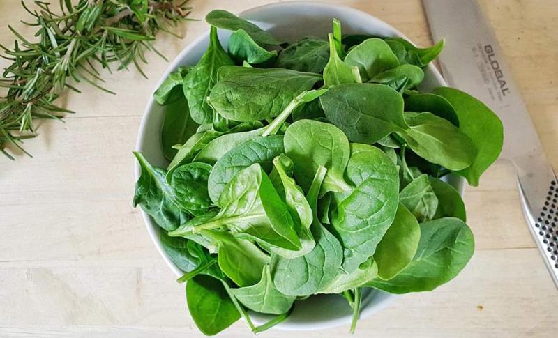 Кладезь витаминов: диетолог поделилась рецептом приготовления шпината в сливках