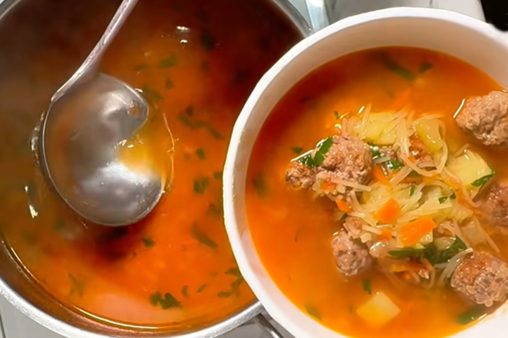 Обед по‑итальянски: рецепт согревающего супа с нежными фрикадельками