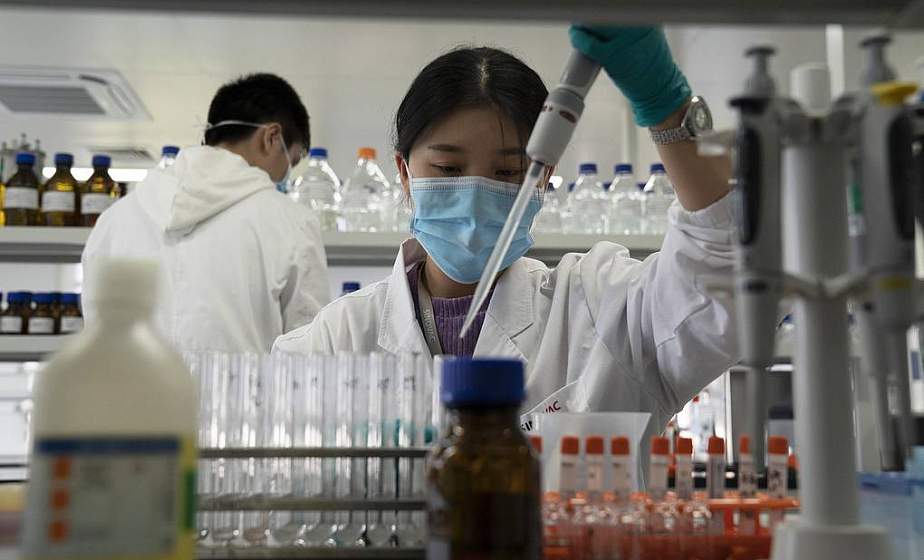 В Китае впервые обнаружили образцы живого коронавируса на упаковке замороженной рыбы
