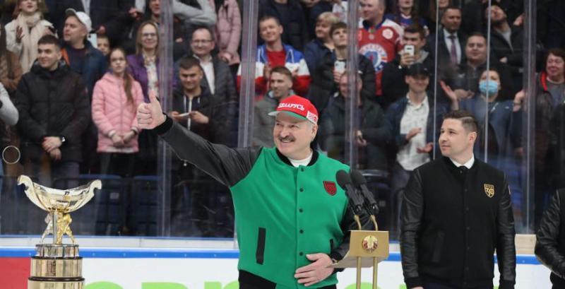 "Мужская игра. Настоящий хоккей". Лукашенко вручил Кубок Президента победителю хоккейной экстралиги