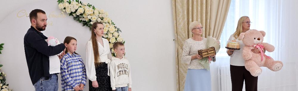 «Бацькава кашуля» для Стефании. Поздравления с рождением третьего ребенка принимала семья Кухарчик