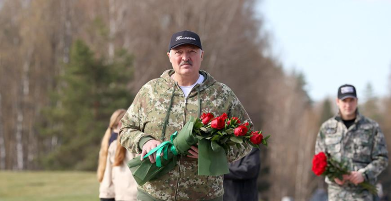 "Каждый год надо привносить изюминку". Александр Лукашенко на субботнике трудится в мемориальном комплексе "Хатынь"