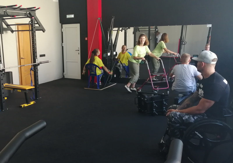 Обслуживаемые отделения дневного пребывания для инвалидов ТЦСОН побывали в инклюзивном зале по кроссфиту