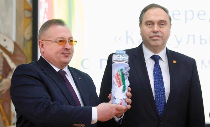 В музей Замкового комплекса «Мир» передали «Капсулу мира» с посланием потомкам