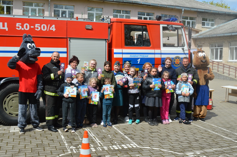 В рамках профилактической акции «Не оставляйте детей одних» новогрудские спасатели организовали и провели познавательно-развлекательное мероприятие 
