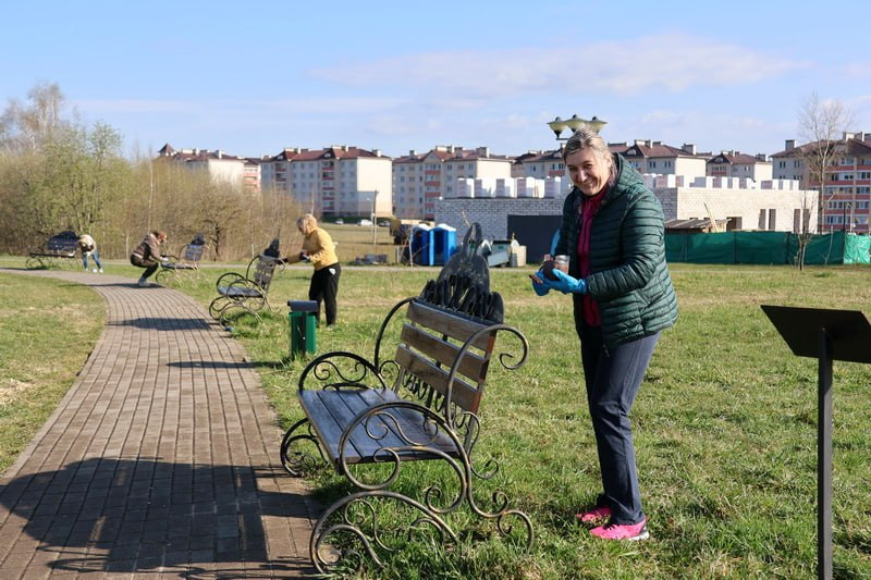 Почти в полном составе на республиканский субботник вышел коллектив Новогрудского РУП ЖКХ