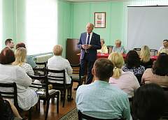 Председатель Постоянной комиссии Совета Республики Национального собрания Республики Беларусь по образованию, науке, культуре и социальному развитию Виктор Лискович встретился с коллективом «Гродно Культторг» и провел прием граждан