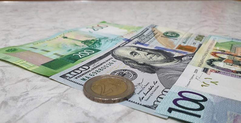 Доллар и российский рубль подорожали, евро подешевел на торгах 2 сентября