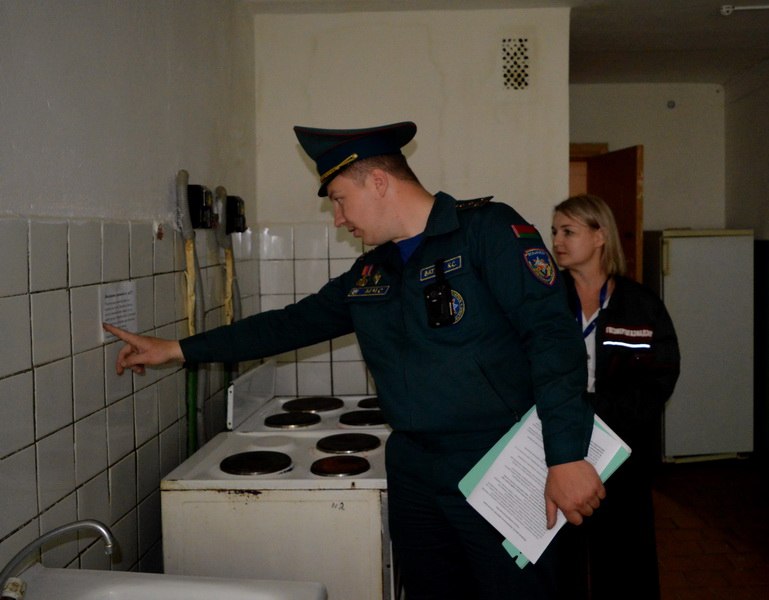 «Ложный пожар» опаснее реального: в общежитии Новогрудка жильцов учили спасаться от огня