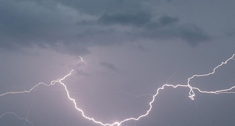 МЧС предупредило о факторах опасности из-за грозы