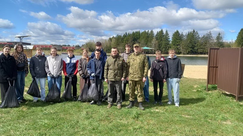 В рамках акции «Беларусь синеокая» новогрудчане трудились на берегу озера Молодежное