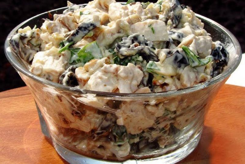 Интересное и свежее сочетание: рецепт праздничного салата с курицей, черносливом и грецкими орехами